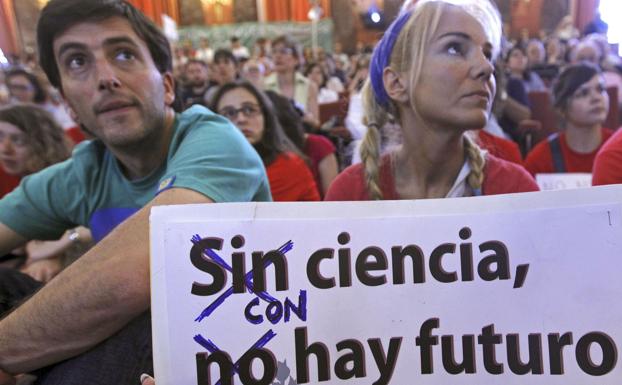 Casi la mitad de los científicos y técnicos del CSIC penden de un contrato temporal