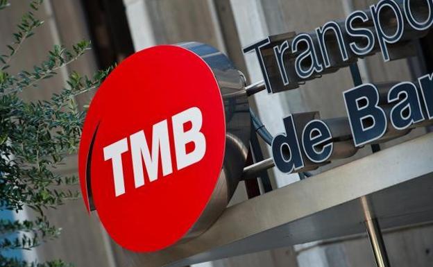 Confunde una entrada de metro de Barcelona con un parking y encalla su coche