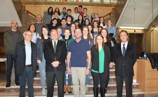 El alcalde recibe a los alumnos de Indiana de intercambio en el IES Legio VII