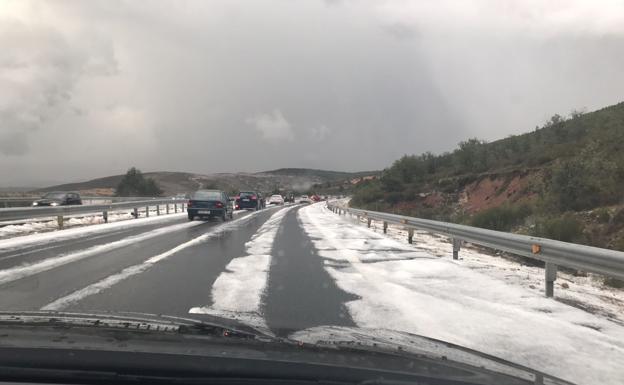 El granizo provoca cuatro accidentes de tráfico en la tarde del sábado en Carrocera