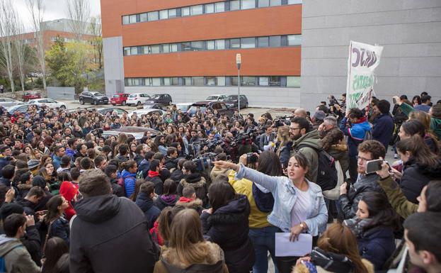 Más de un centenar de estudiantes exige la dimisión de Cifuentes