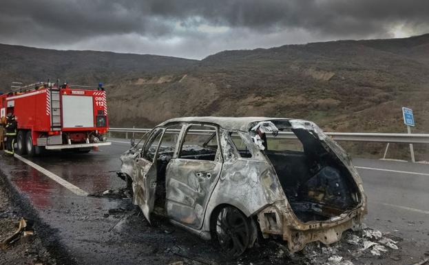 Un conductor logra salir ileso tras arder su vehículo en la autopista León-Campomanes