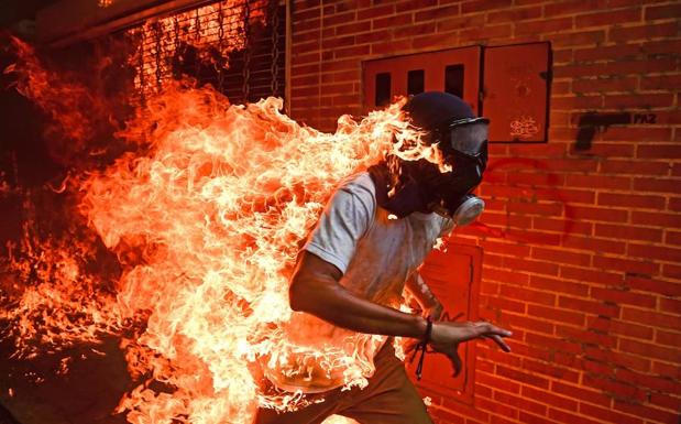 El joven en llamas, la historia detrás de la foto del año del World Press Photo