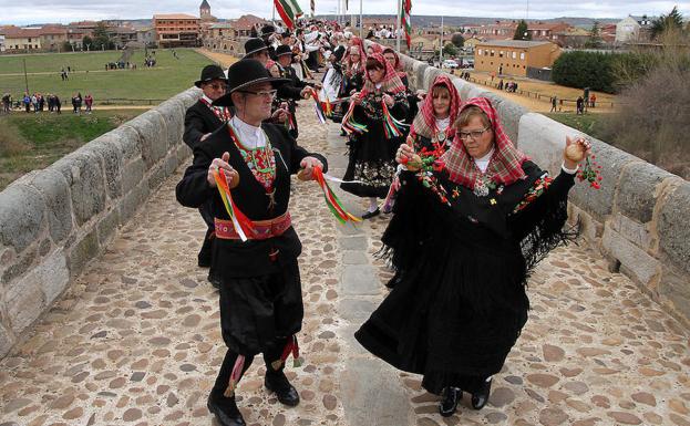 Más de doscientas parejas de bailadores llenan de folclore y tradición el puente de Hospital de Órbigo