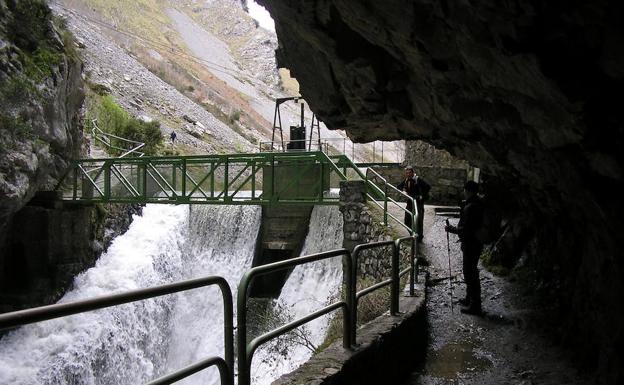 El Área de Deportes de la ULE programa una ruta que recorrerá la 'Garganta del Cares'