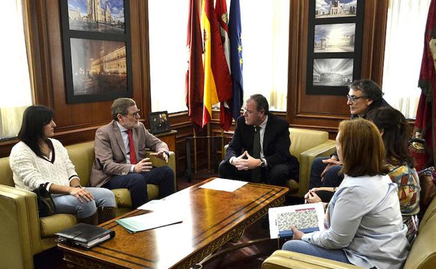 Ayuntamiento y Aspaym impulsan una auditoría para subsanar errores y diseñar paradas de autobús accesibles en León