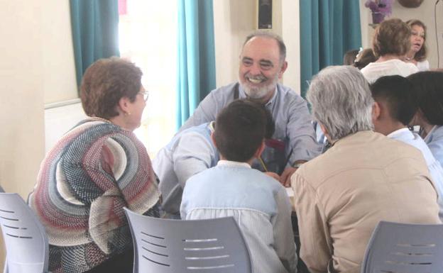 Alzheimer León exporta a Valencia su programa 'Tengo algo que contarte', en el que escolares y pacientes inician una entrañable relación por carta