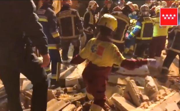 Rescatan a dos ancianos entre los escombros de su vivienda en Madrid tras una explosión de gas