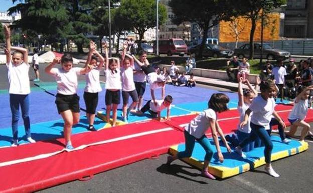 Las EDM de ajedrez, boxeo olímpico, gimnasia rítmica y tenis de mesa 'entrenan en la calle' a 260 niños