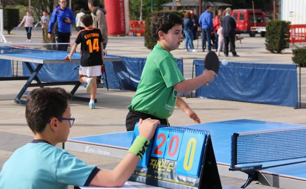Centenares de niños disfrutan de un entrenamiento al aire libre en la Plaza de San Marcos