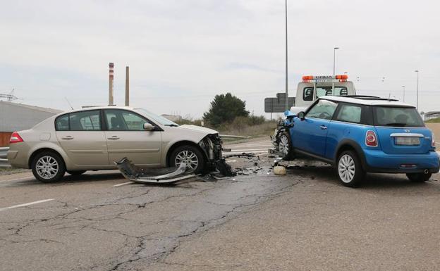 Tres turismos colisionan en el cruce del Polígono de Onzonilla con la carretera de Santa María del Páramo