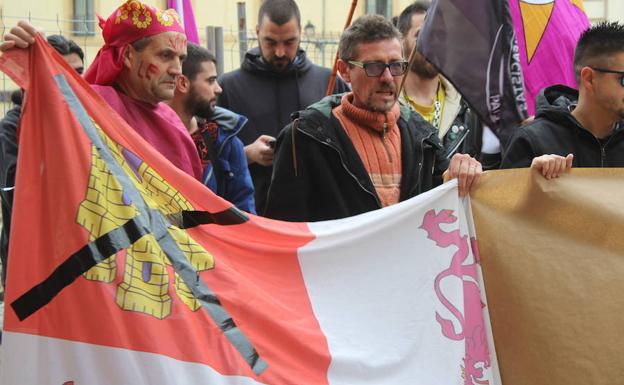 Un grupo de leoneses salen a la calle contra el «engendro» de Castilla y León y su fiesta del 23 de abril