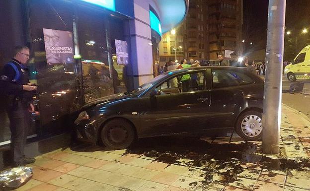 Dos heridos tras un aparatoso accidente en León capital con un vehículo empotrado en un escaparate