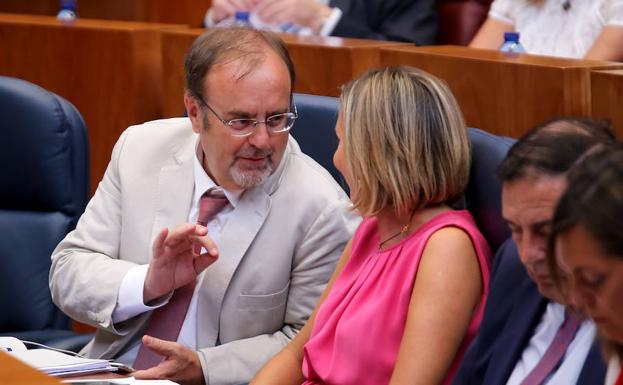 El consejero de Educación garantiza proyectos «nutritivos y muy sugerentes» en la Cátedra de Estudios Leoneses