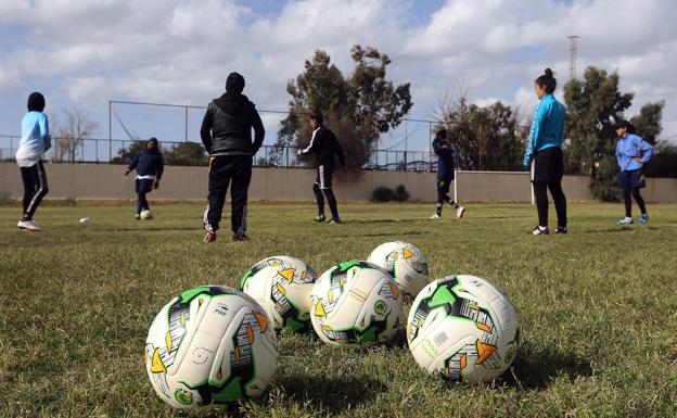 Las futbolistas libias y su desafío fuera de los estadios