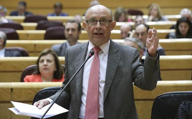 Montoro defiende en el Congreso los Presupuestos, que necesitan al PNV