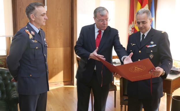 Silván recibe al general jefe de formación de suboficiales del Ejército del Aire francés