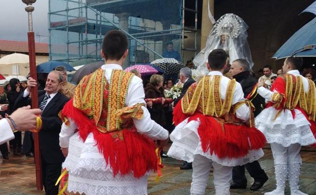 Llueva, truene o relampaguee, Laguna de Negrillos honra a la Virgen de Arrabal