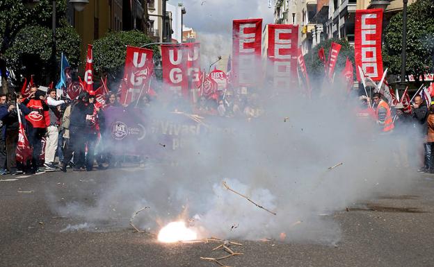 Una 'manada' invade León en defensa de la mujer y por los derechos laborales