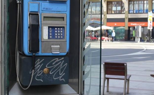 Las cabinas de teléfono se quedan colgadas y las 40 'supervivientes' en León tienen los días contados