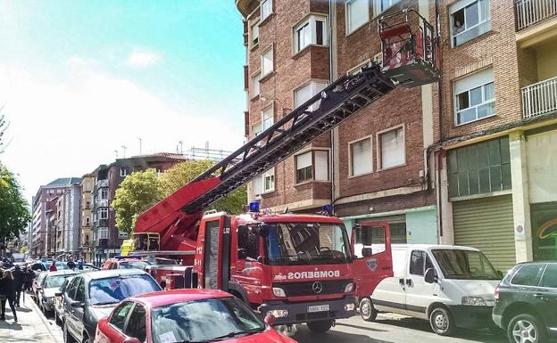 Los bomberos rescatan de su vivienda a un varón desorientado que no respondía al teléfono