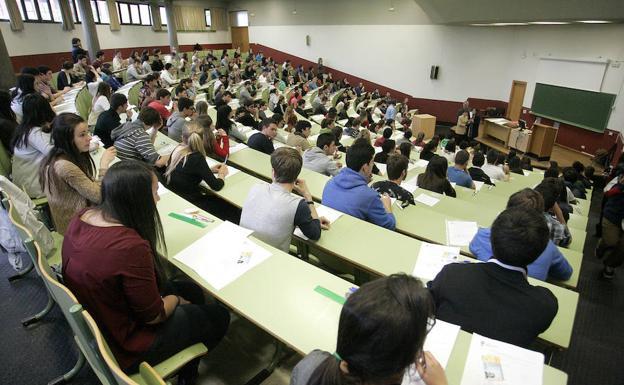 El PSOE califica de «estafa y mentira» la rebaja de las tasas universitarias