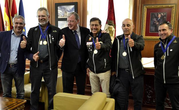 León logra un 're-póker' mundial