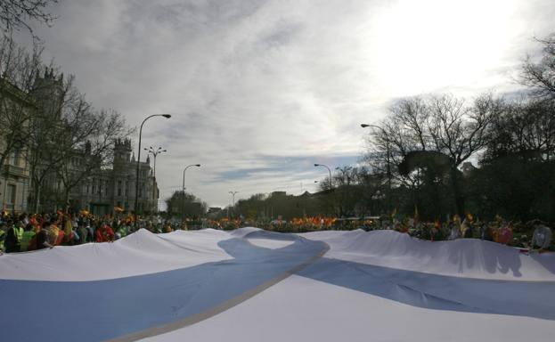 Colectivos de víctimas piden lucir el lazo azul como «símbolo de la derrota» de ETA