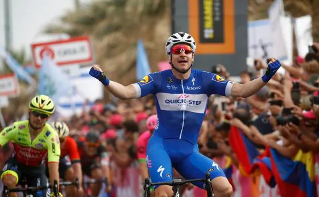 Elia Viviani gana el primer esprint del Giro