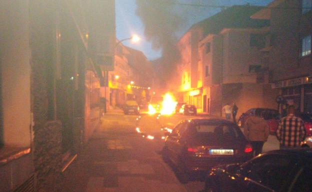Arde una furgoneta de madrugada en Villablino y daña tres turismos