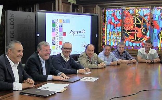 Sindicatos y Ayuntamiento de León «en bloque» firman un acuerdo para impulsar la estabilidad laboral