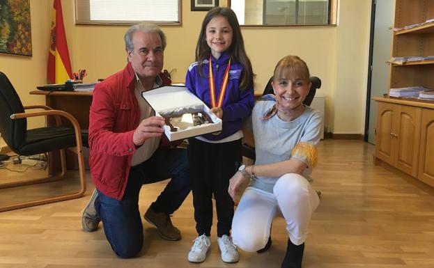 Gancedo recibe a Mariela Calvo tras proclamarse campeona de España de gimnasia rítmica