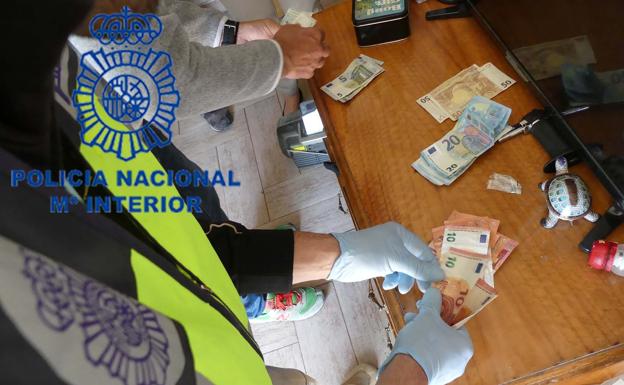 La Policía Nacional detiene a dos personas y desmantela un punto muy activo de venta de heroína