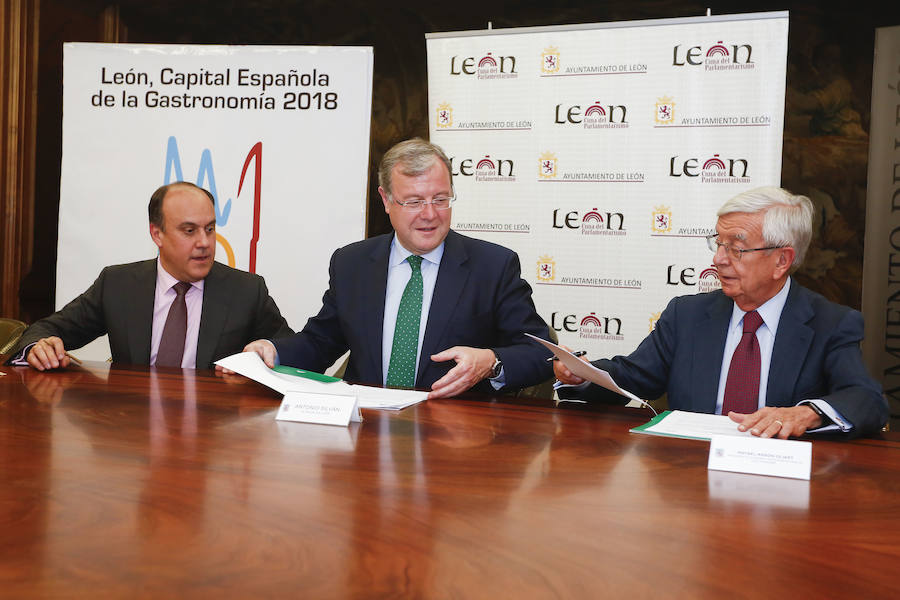 Firma de un convenio entre el Ayuntamiento de León, Mercasa y la Academia Iberoamericana de Gastronomía