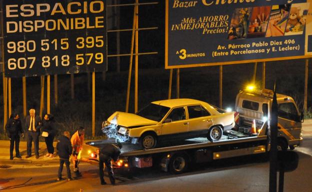 Un conductor se estrella contra una farola en la glorieta de Donantes de Sangre