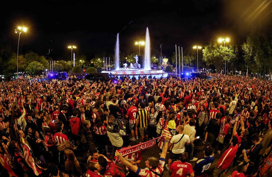 La afición del Atlético celebra la Europa League en Neptuno