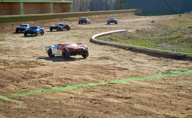 Los amantes de los coches teledirigidos compiten en León en la II Prueba North Short Course