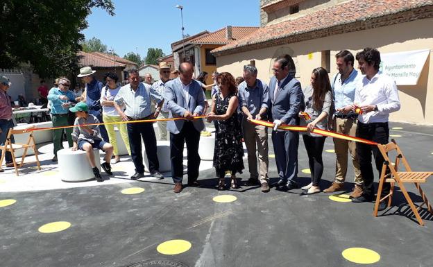 Villamoros de Mansila inaugura su nueva plaza convertida en un hito del Camino de Santiago