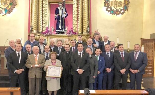 El Dulce Nombre vuelve a recordar a Don Enrique con la entrega del diploma y emblema de la Cofradía a su familia