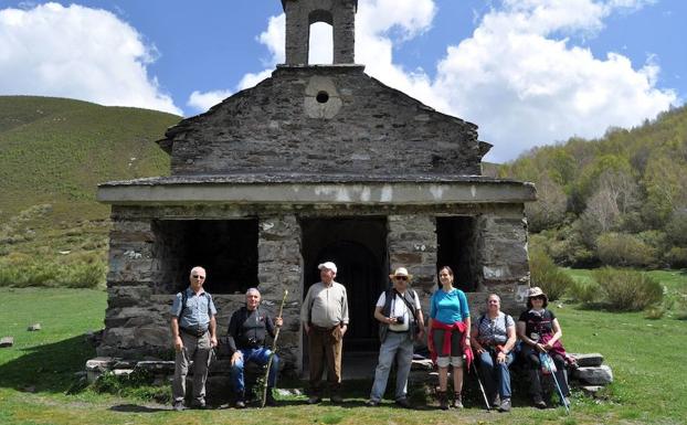 Promonumenta recorre el 'Camino Olvidado a Santiago', una etapa de «encantos y abandonos»