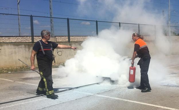 Los Bomberos de León forman a los voluntarios de Protección Civil en extinción de incendios