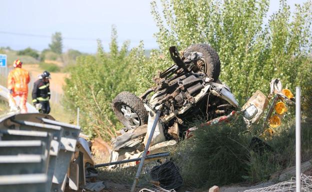 Un fallecido y dos heridos al arrollar un camión cargado de gasolina a una furgoneta de mantenimiento en la autopista León-Astorga