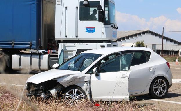 Cuatro personas heridas tras un aparatoso accidente en la N-120 en Villadangos