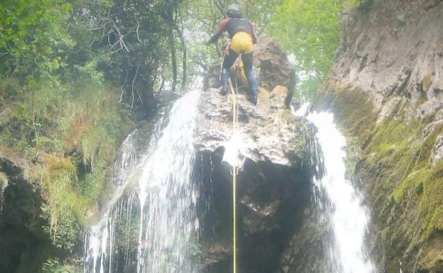 El Área de Deportes de la ULE ofrece una ruta de espeleo-barranquismo en Valporquero