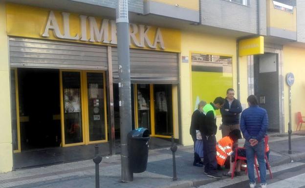 Cuatro personas resultan intoxicadas tras arder de madrugada un súper en La Virgen del Camino