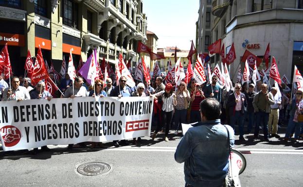 Los sindicatos advierten de una huelga general si no suben los salarios ante una patronal «que se pone chula»