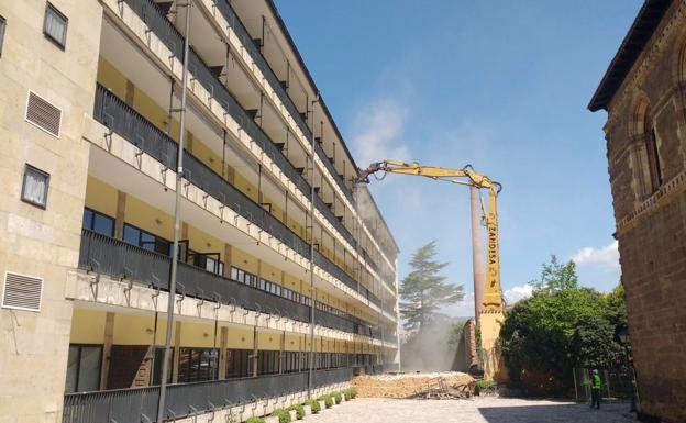 Comienzan las obras en San Marcos: cae la primera piedra del viejo hostal