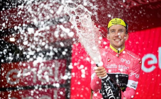 Yates conserva la maglia rosa tras la crono