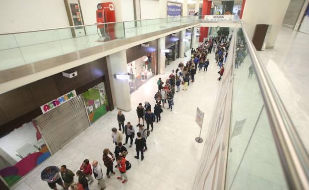 Colas desde las 5:00 horas para estar en el Reino de León