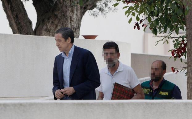 La Guardia Civil traslada a Zaplana a Madrid para registrar su despacho